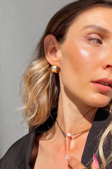 DIAMOND HEART HUGGIE EARRINGS GOLD - STUDIO JO STORE